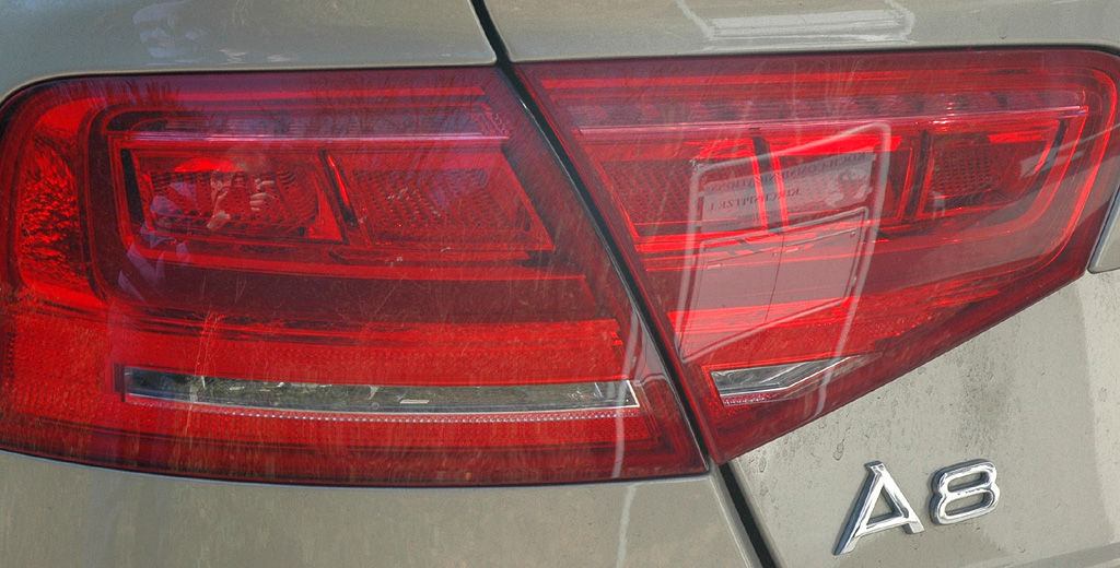 Audi A8: Moderne Leuchteinheit hinten mit Modellschriftzug. 