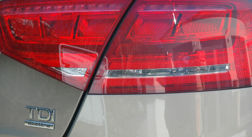 Audi A8: Moderne Leuchteinheit hinten mit Motorisierungsschriftzug. 