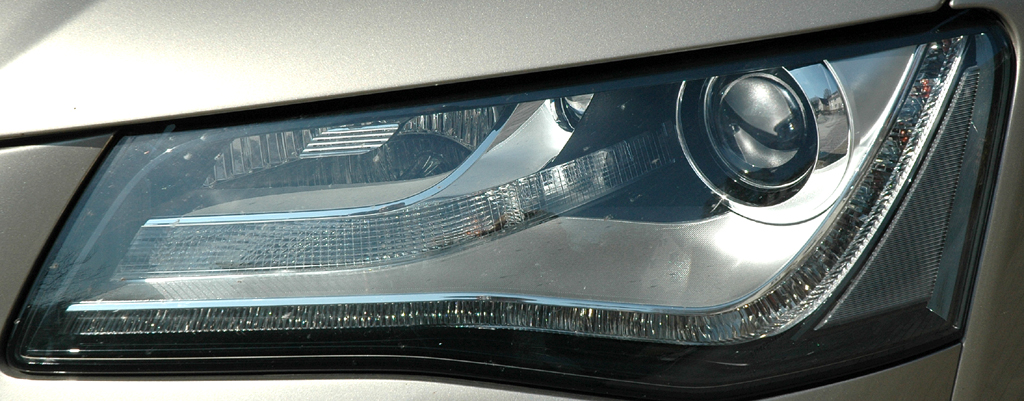 Audi A8: Moderne Leuchteinheit vorn. 