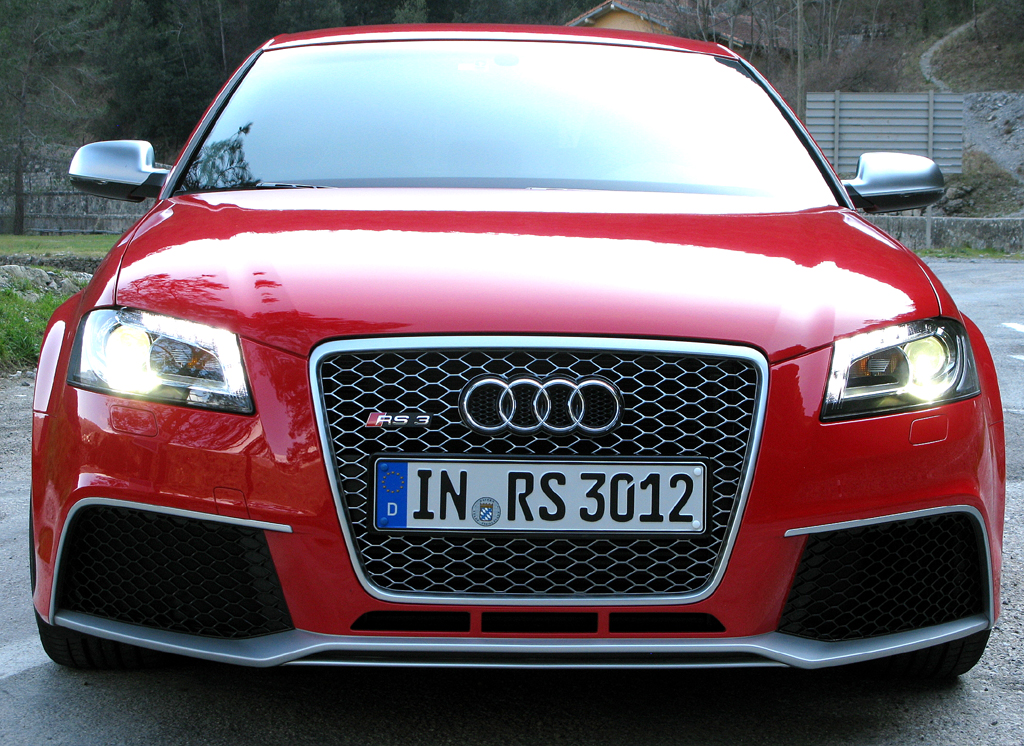 Audi RS3 Sportback: Blick auf die Frontpartie mit dem typischen wuchtigen Kühlergrill. 