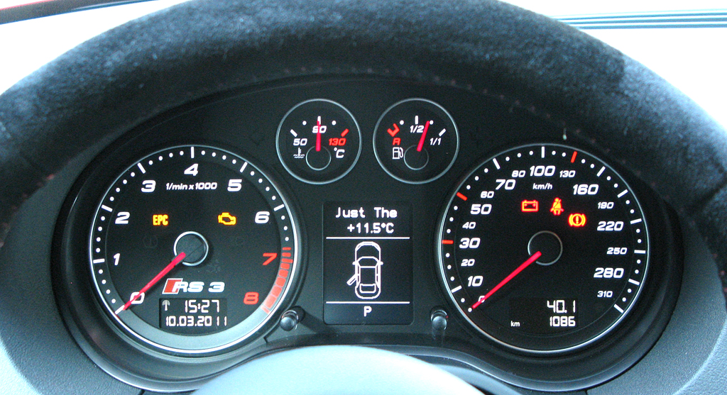 Audi RS3 Sportback: Blick durch den Lenkradkranz auf die Rundinstrumentierung. 