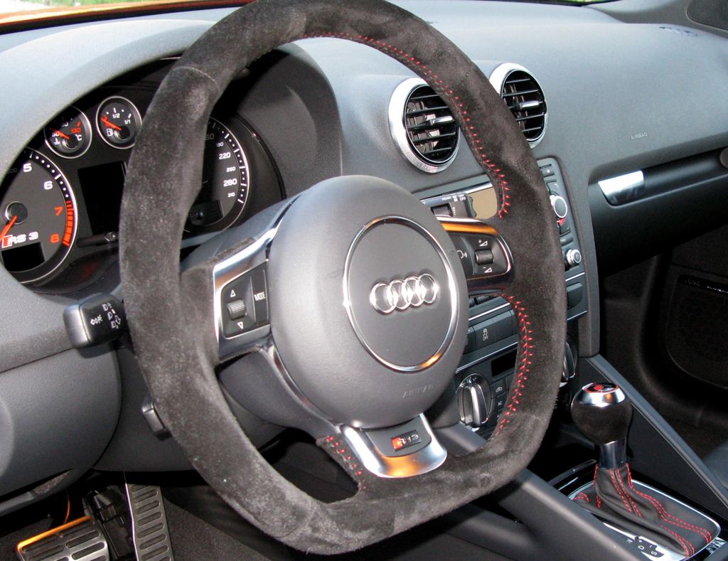Audi RS3 Sportback: Blick ins Cockpit mit dem unten abgeflachten Sportlederlenkrad. 