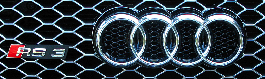 Audi RS3 Sportback: Markenringe und Modellschriftzug sitzen im wabenförmigen Kühlergrill-Gitter. 