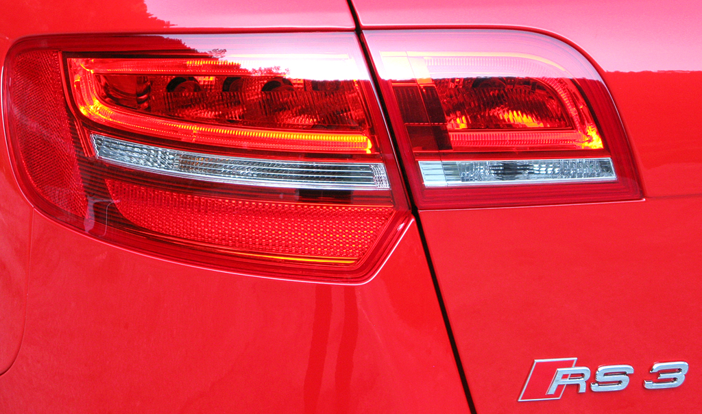 Audi RS3 Sportback: Moderne Leuchteinheit hinten mit Modellschriftzug. 