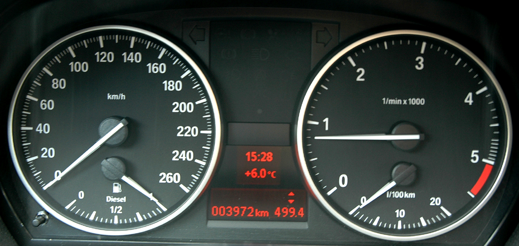 BMW 3er: Blick durch den Lenkradkranz auf die Rundinstrumentierung.
