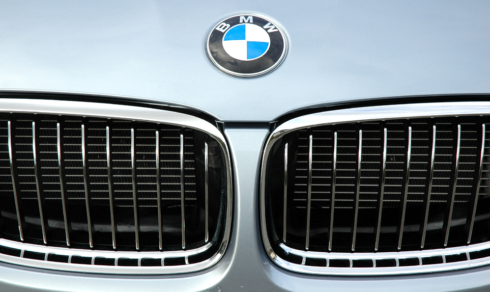 BMW 3er: Das Markenlogo sitzt vorn auf der Motorhaube über der Doppelniere.
