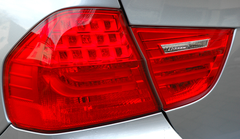 BMW 3er: Großflächige Leuchteinheit hinten.
