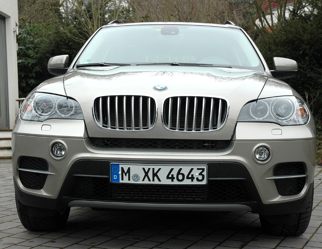 BMW X5 xDrive 40d: Blick auf die Frontpartie des bulligen SUV. 