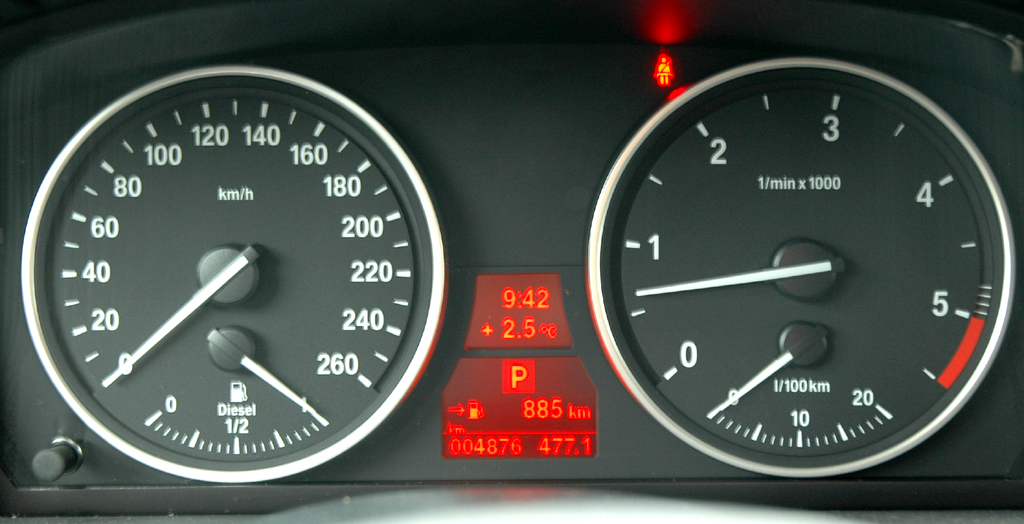 BMW X5 xDrive 40d: Blick durch den Lenkradkranz auf die Rundinstrumentierung. 