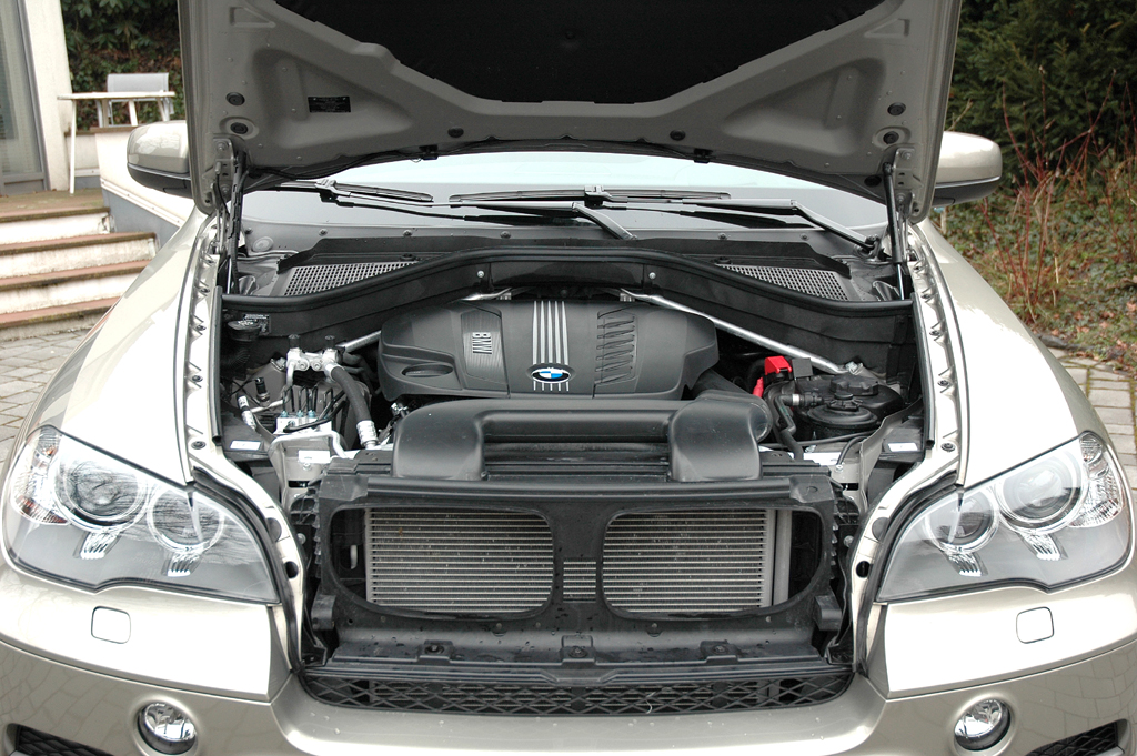 BMW X5 xDrive 40d: Blick unter die Motorhaube des 3,0-Liter-Sechszylinders. 