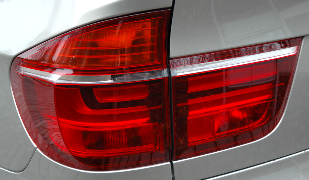 BMW X5 xDrive 40d: Großflächige Leuchteinheit hinten. 