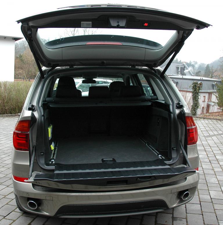 BMW X5 xDrive 40d: Ins Gepäckabteil passen stattliche 620 bis 1750 Liter hinein. 