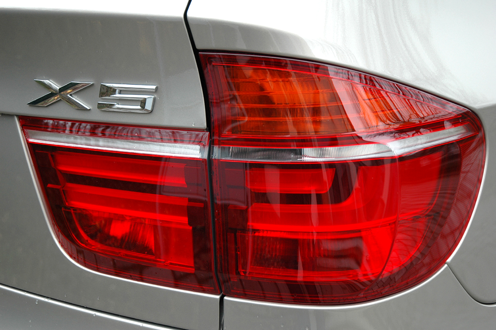 BMW X5 xDrive 40d: Leuchteinheit hinten mit Modellschriftzug. 