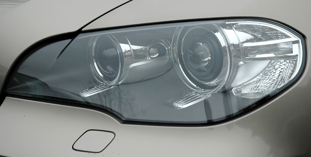 BMW X5 xDrive 40d: Moderne Xenon-Leuchteinheit vorn. 