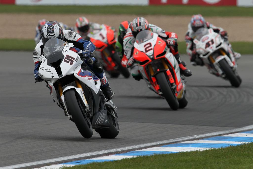 Checa und Melandri gewannen in Donington