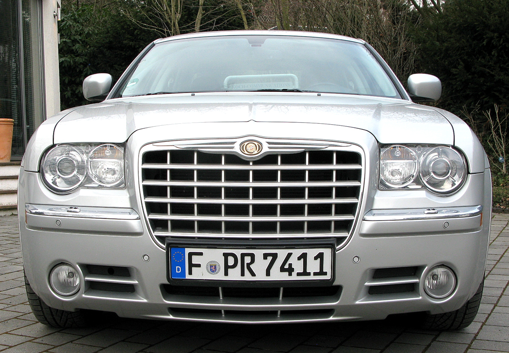 Chrysler 300C: Blick auf die Frontpartie des obere Mittelklasse-Wagens mit wuchtigem Kühlergrill. 