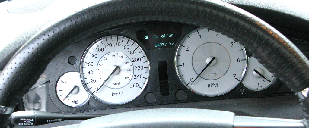 Chrysler 300C: Blick durch den Lenkradkranz auf die Rundinstrumentierung. 