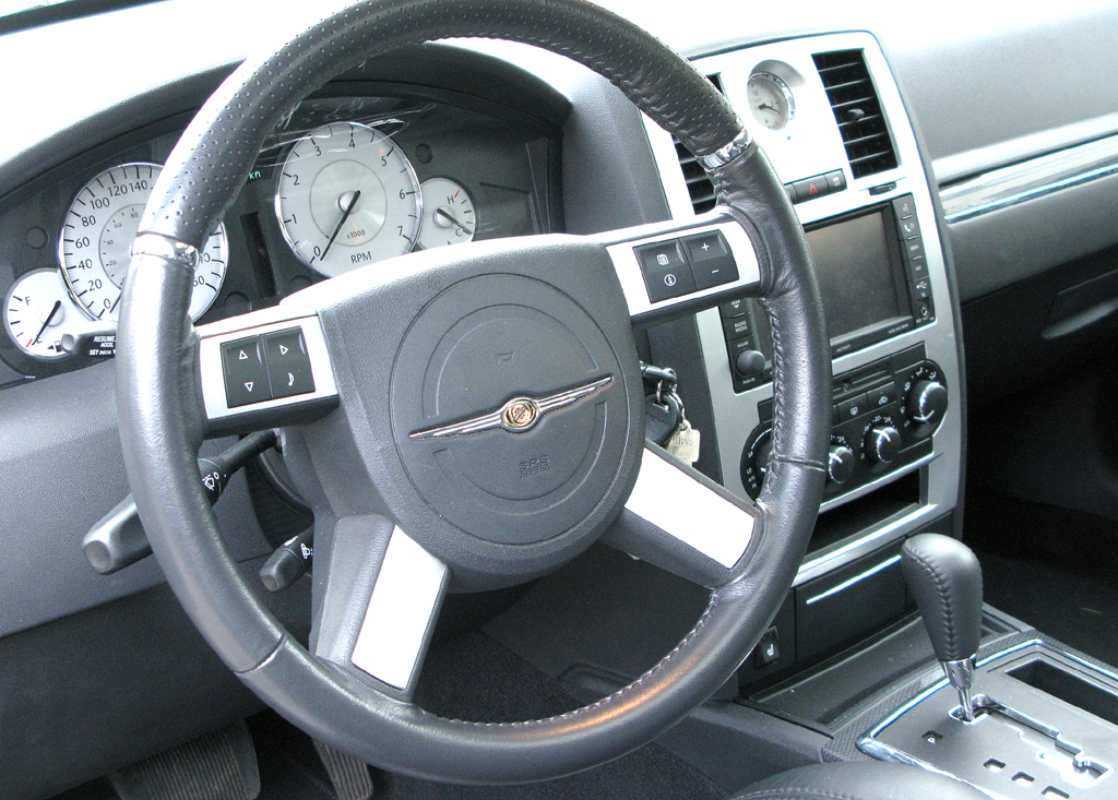 Chrysler 300C: Blick ins Cockpit mit dem ziemlich groß geratenen Lenkrad. 