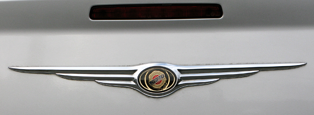 Chrysler 300C: Die Markenspange sitzt hinten am Kofferraumdeckel. 