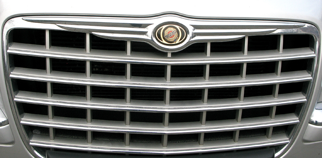 Chrysler 300C: Die Markenspange sitzt vorn am oberen Rand des Kühlergrills. 