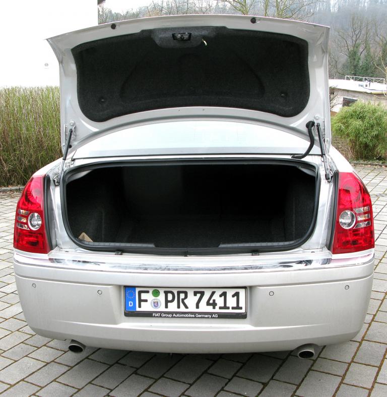 Chrysler 300C: Ins Gepäckabteil passen 442 Liter hinein, die Rücksitzlehnen sind geteilt umklappbar. 