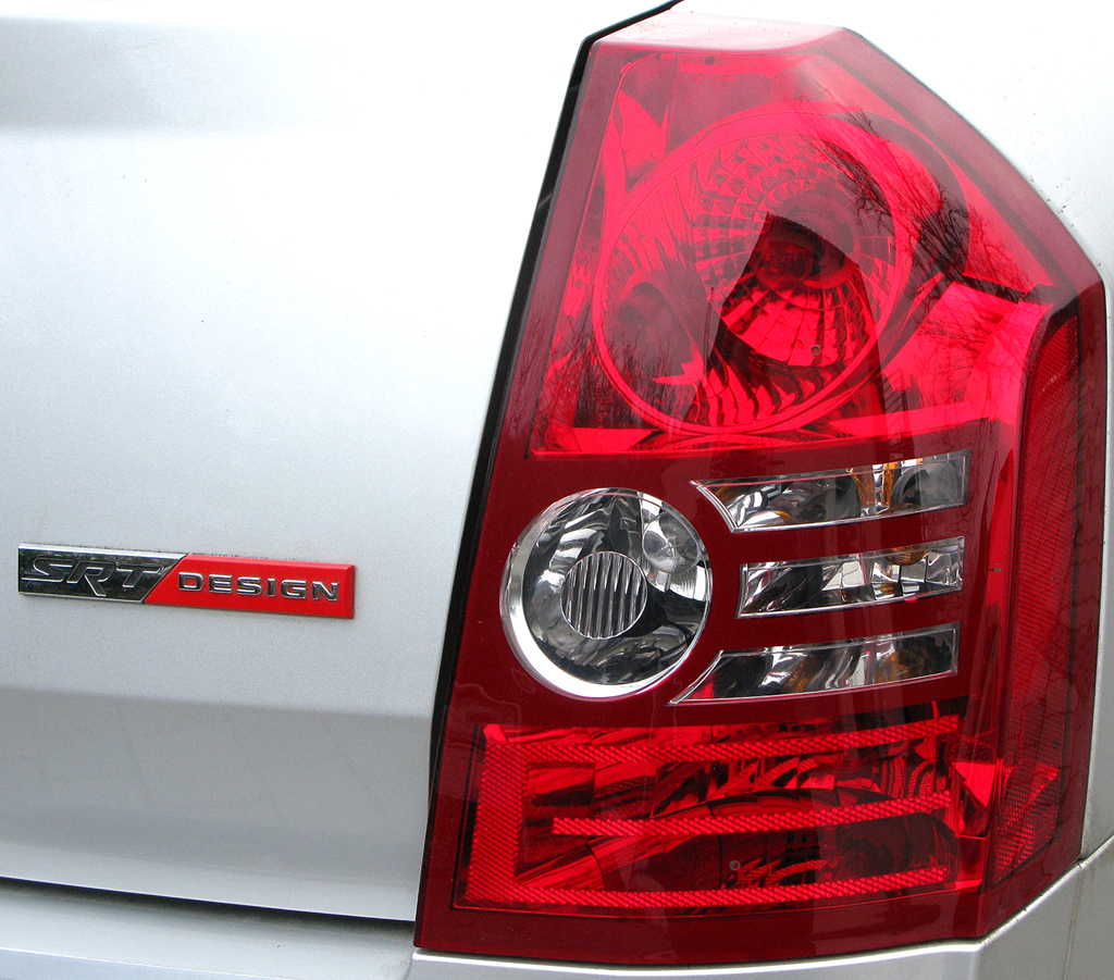 Chrysler 300C: Leuchteinheit hinten mit Hinweis auf SRT-Designpaket. 