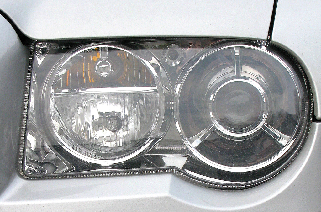 Chrysler 300C: Moderne Rundleuchteneinheit vorn. 