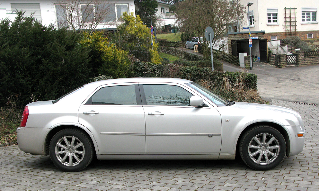 Chrysler 300C: Und so sieht der rund fünf Meter lange Fünfsitzer von der Seite aus.