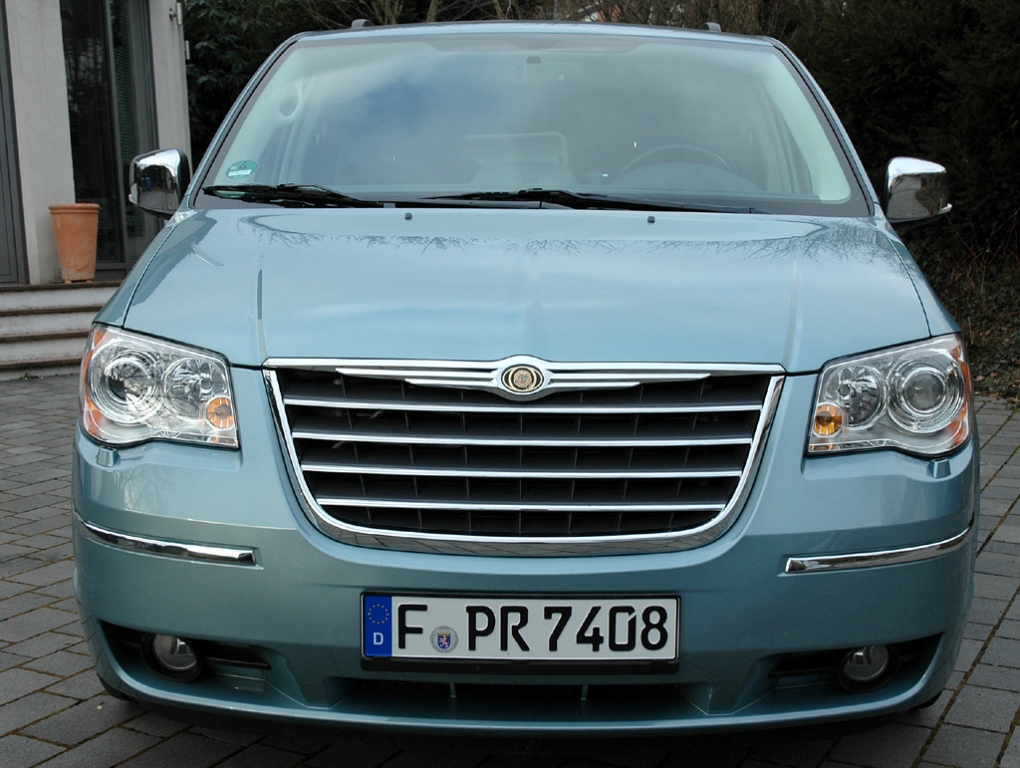 Chrysler Grand Voyager: Blick auf die Frontpartie des großen Amerikaners.
