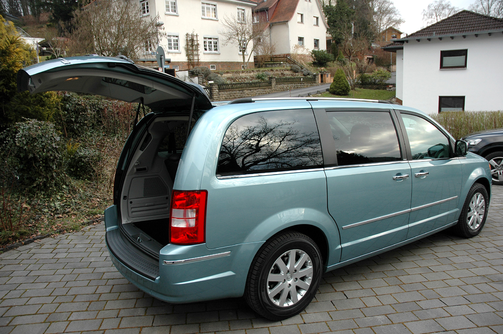 Chrysler Grand Voyager: Ins Gepäckabteil passen je nach Konfiguration 638 bis 3296 Liter hinein.