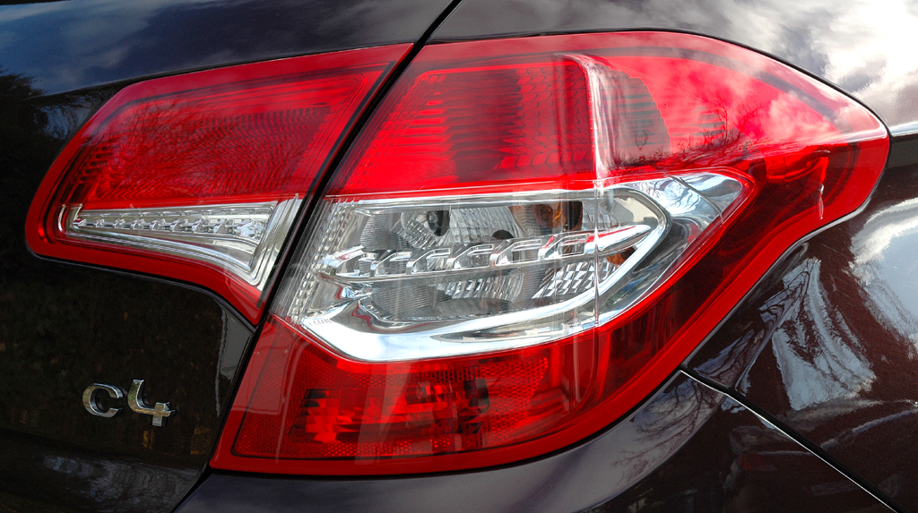Citroën C4: Moderne Leuchteinheit hinten mit Modellschriftzug. 