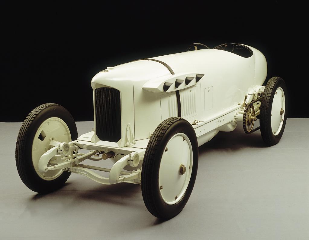 Der Benz 200 PS, genannt „Blitzen-Benz“, in der Rekordwagen-Ausführung. In einem solchen Fahrzeug war Victor Hémery mit 205,666 km/h am 8. November 1909 auf der Brooklandsbahn der schnellste Mensch auf Erden.