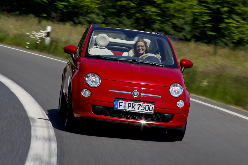 Der Fiat 500 ist auch offen ein Hingucker