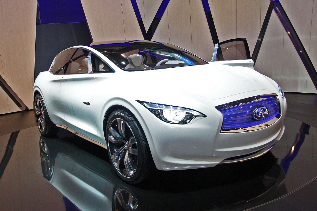 Der Infiniti Etherea ist eines der strahlend weißen Ausstellungsstücke.