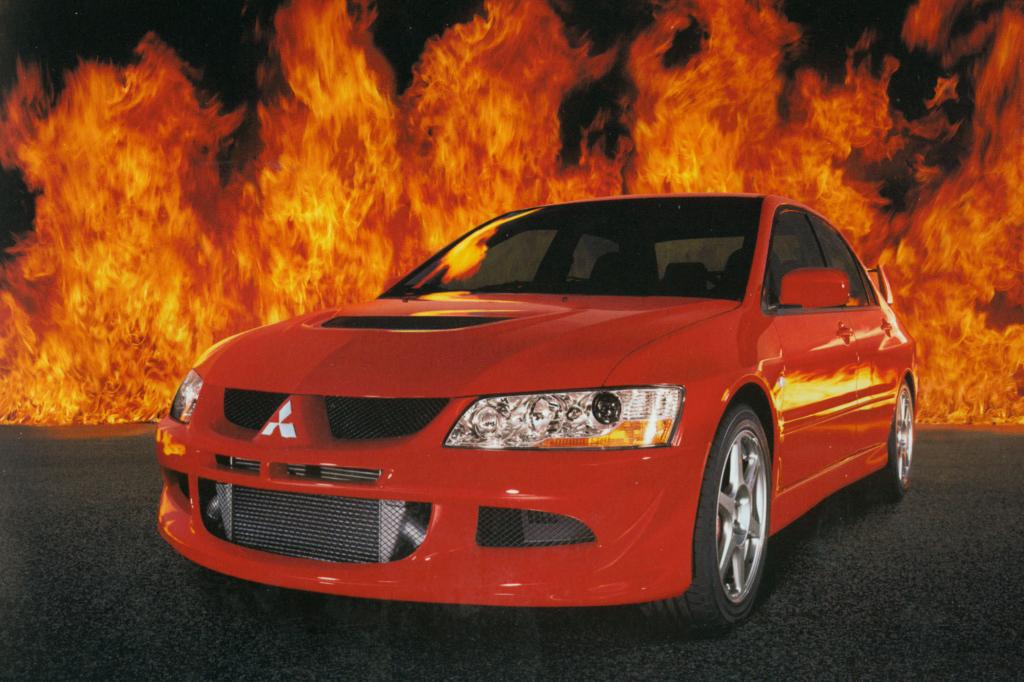 Der Lancer Evo 2005 mit schicken Flammen im Hintergrund