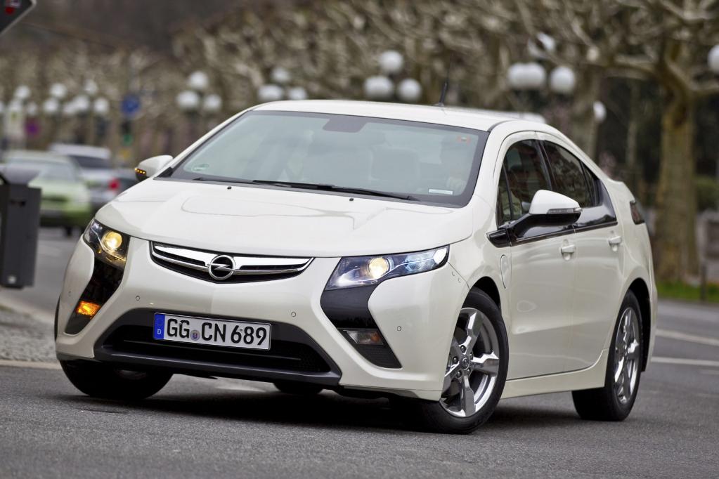 Der Opel Ampera (Bild) wird knapp 1 000 Euro teurer sein als der technisch identische Chevrolet Volt. 