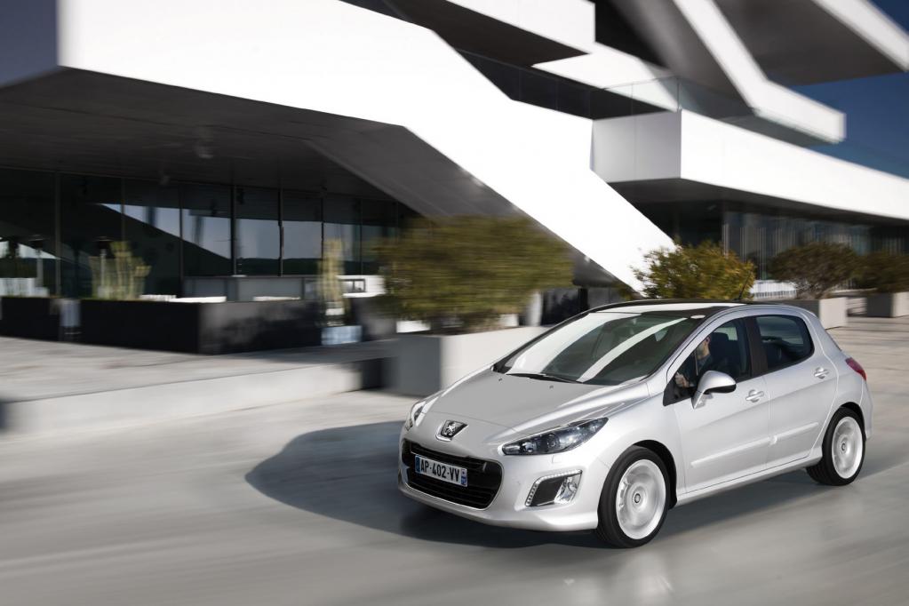 Der Peugeot 308 startet mit aufgehübschtem Blech in das neue Jahr. 