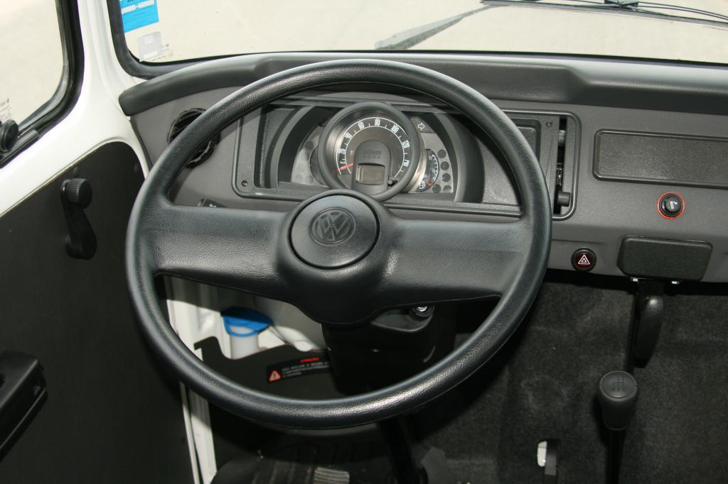 Der Tacho wirkt im Gegensatz zum restlichen Fahrzeug sehr modern