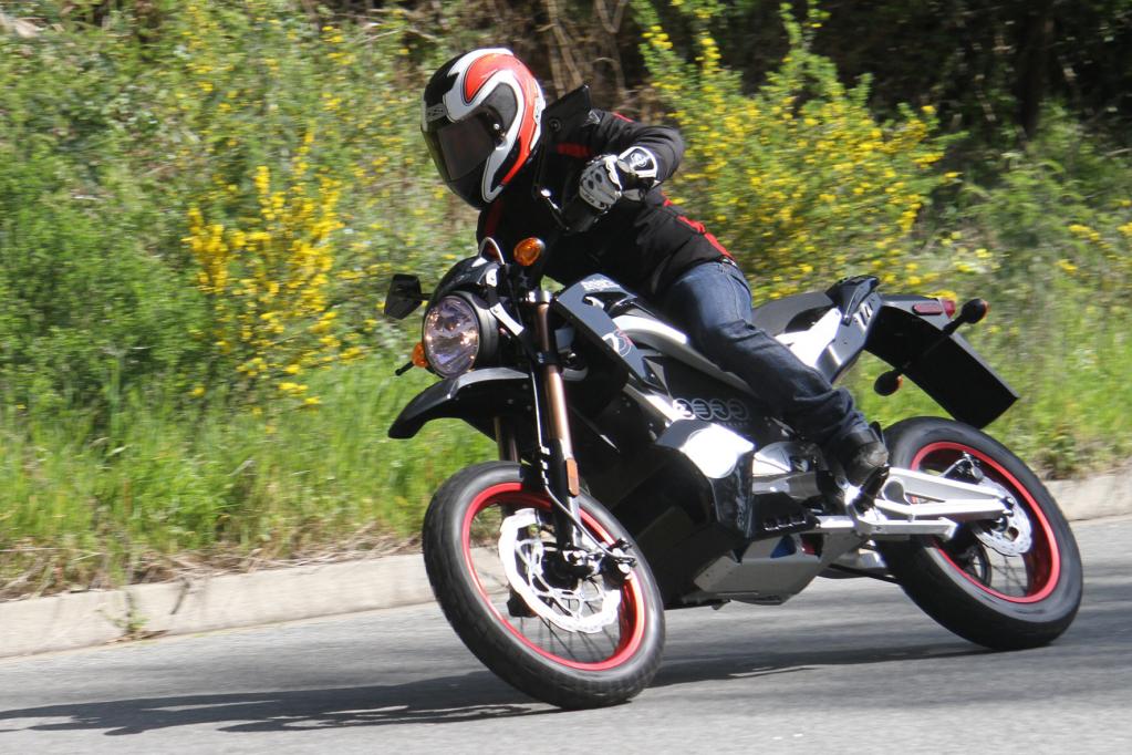 Die DS im Stil einer straßentauglichen Enduro ist eines von fünf E-Motorrädern des Herstellers Zero. 