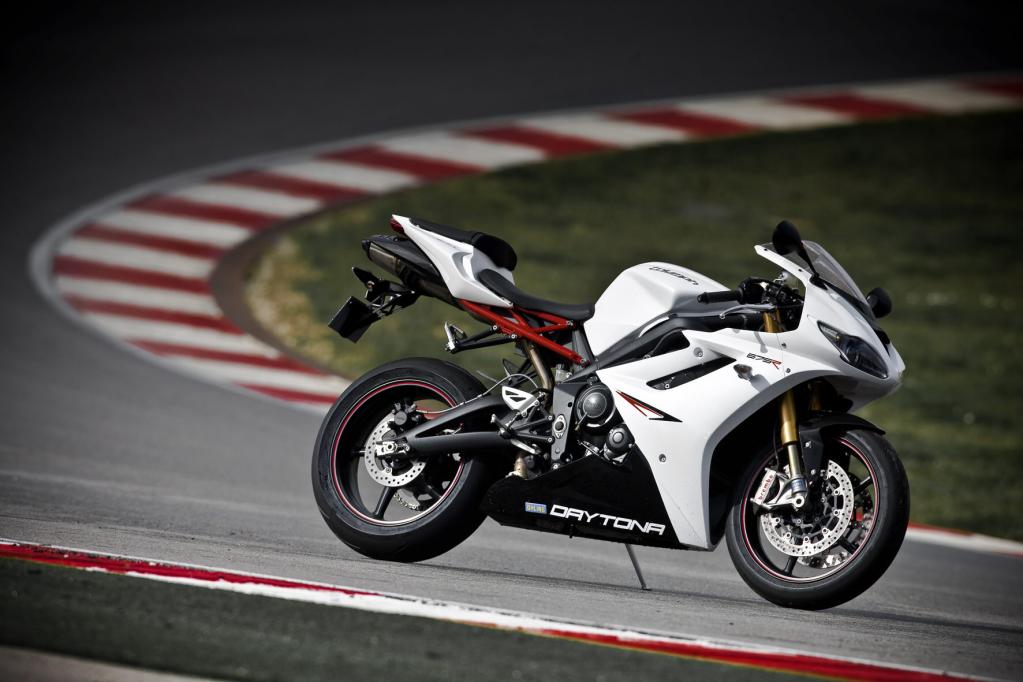 Die Triumph Daytona 675R ist bereits ab Werk ganz auf Rennstrecke optimiert. 