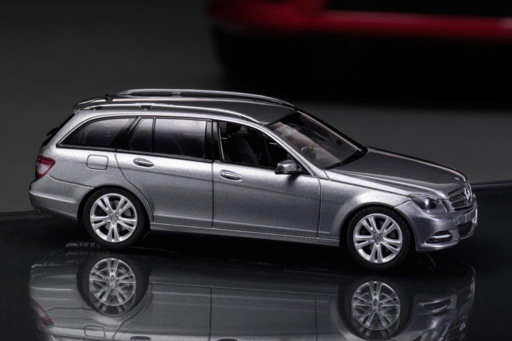Die modellgepflegte Miniatur-C-Klasse gibt es als Kombi und als Limousine. 