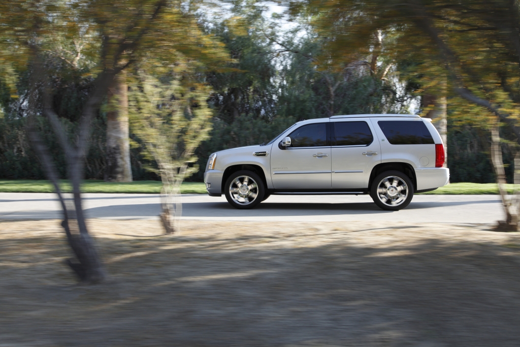 Eine Wuchtbrumme in amerikanischer Manier ist der Cadillac Escalade Hybrid. 