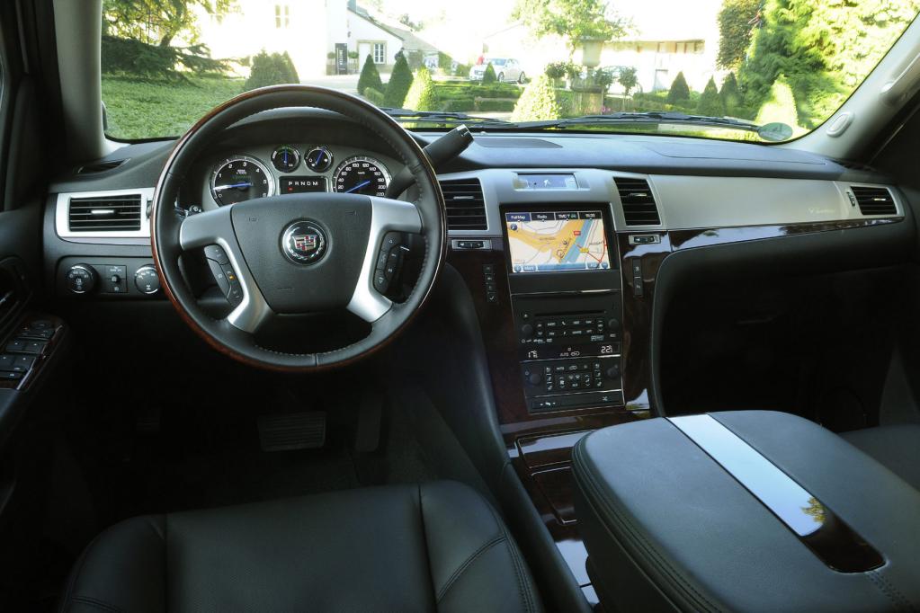 Eine Wuchtbrumme in amerikanischer Manier ist der Cadillac Escalade Hybrid. 