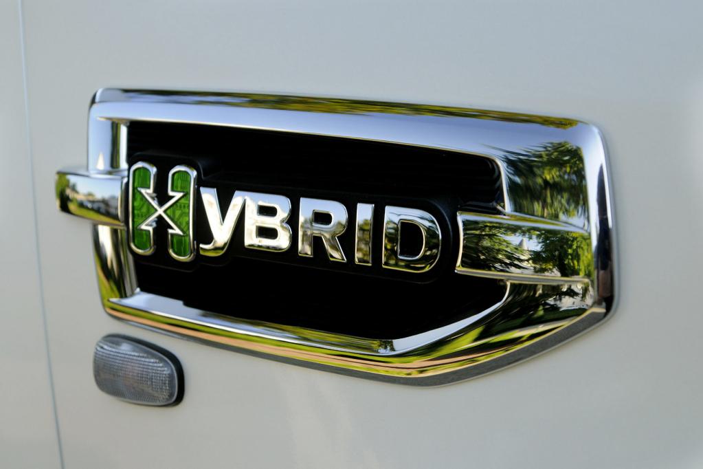 Eine Wuchtbrumme in amerikanischer Manier ist der Cadillac Escalade Hybrid. 