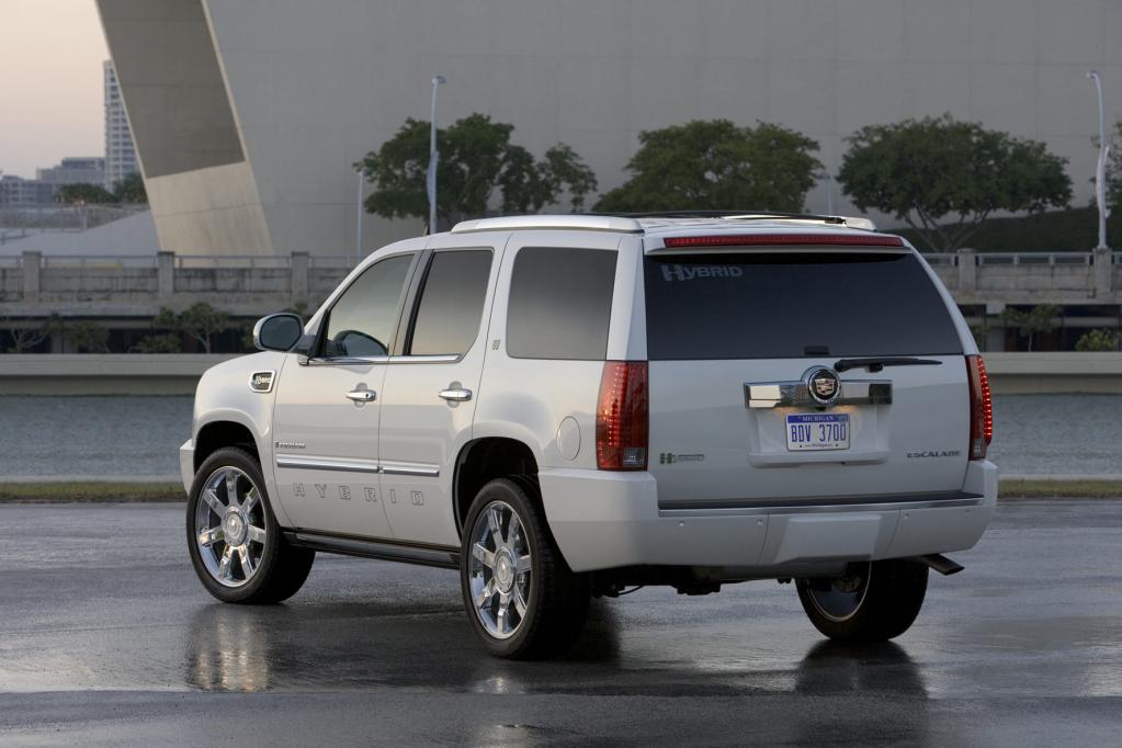 Eine Wuchtbrumme in amerikanischer Manier ist der Cadillac Escalade Hybrid. 