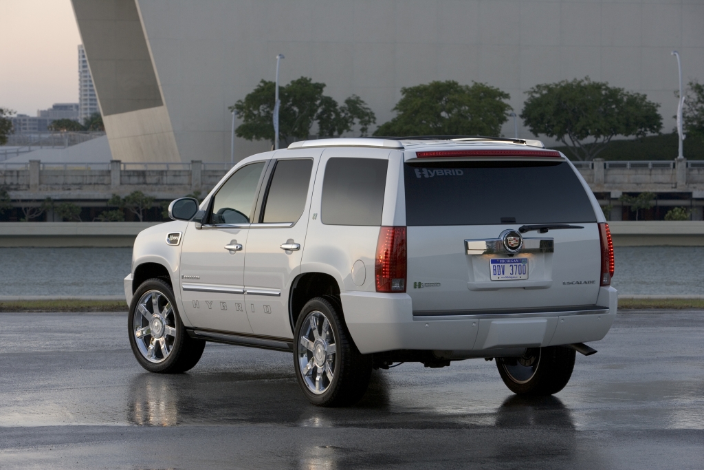Eine Wuchtbrumme in amerikanischer Manier ist der Cadillac Escalade Hybrid. 