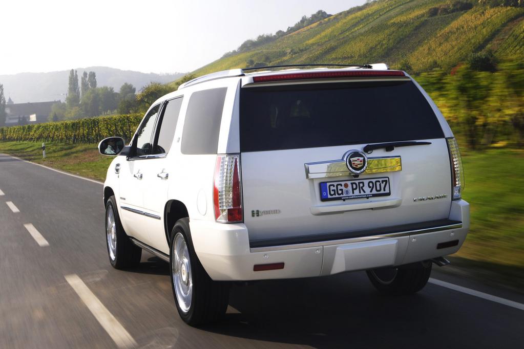 Eine Wuchtbrumme in amerikanischer Manier ist der Cadillac Escalade Hybrid. 