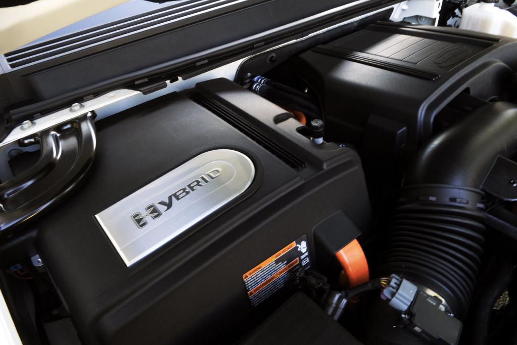 Eine Wuchtbrumme in amerikanischer Manier ist der Cadillac Escalade Hybrid. 