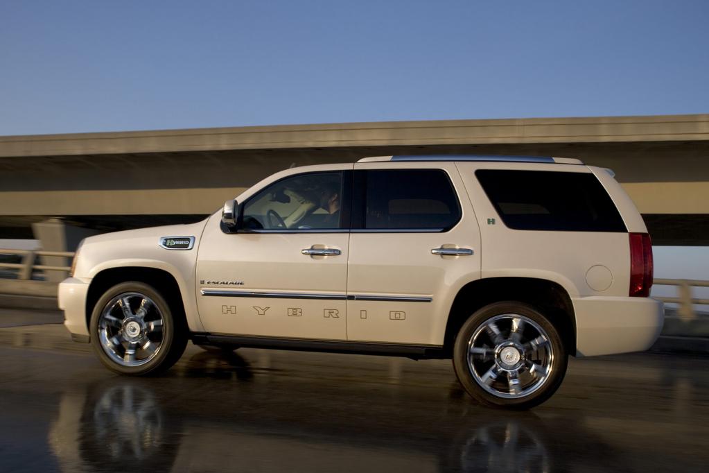 Eine Wuchtbrumme in amerikanischer Manier ist der Cadillac Escalade Hybrid. 