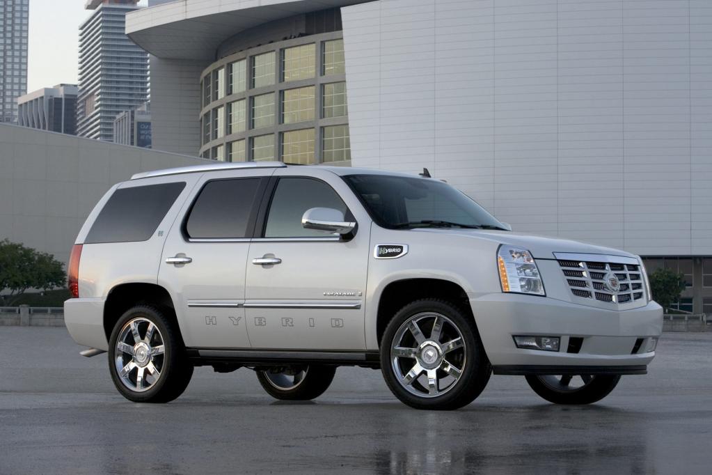 Eine Wuchtbrumme in amerikanischer Manier ist der Cadillac Escalade Hybrid. 